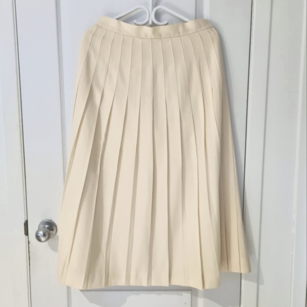 Cream Color Hawksley & Wight Woolmark Pleated Classic Skirt. Size 10-12